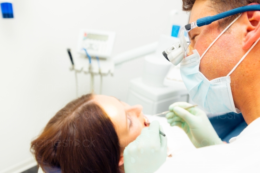 Zahnarzt untersucht Patientin 20120505_0155 