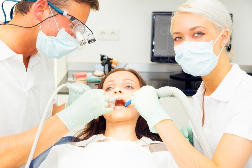 Zahnarzt untersucht Patientin 20120505_0192