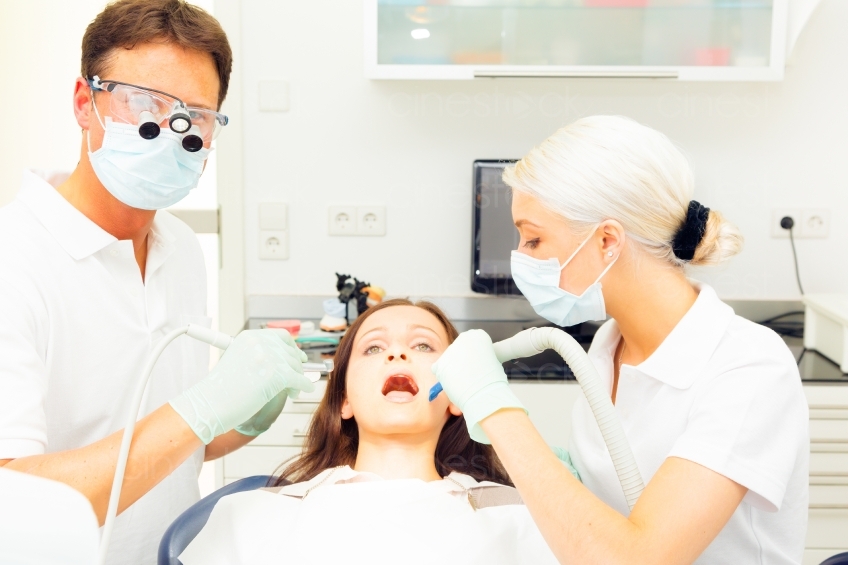 Zahnarzt untersucht Patientin 20120505_0196