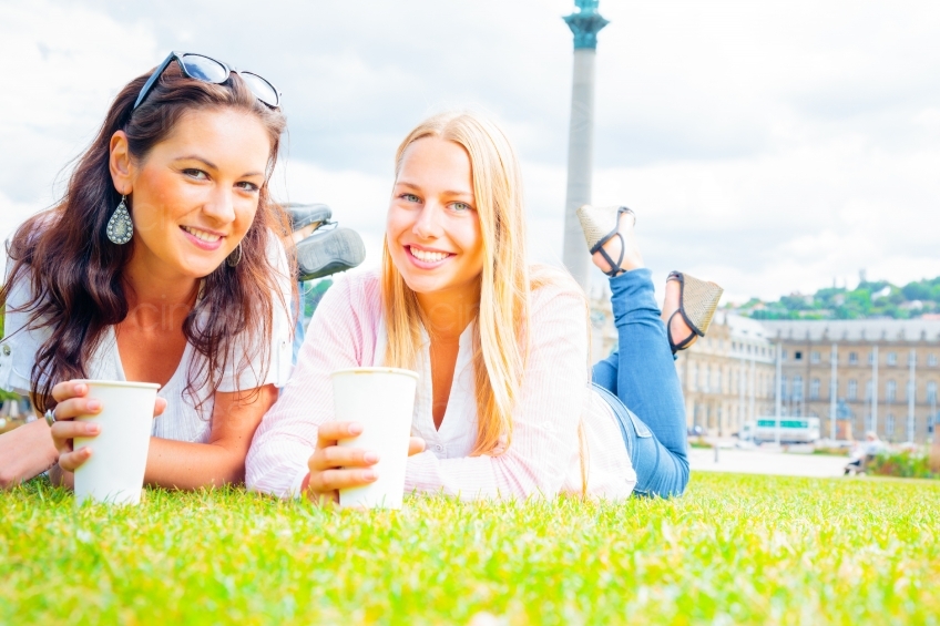 Zwei Frauen auf Stadtwiese genießen Kaffee im Liegen 20120807-956
