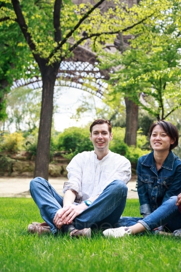 Zwei Freunde sitzen im Gras vor dem Eiffelturm 20160426