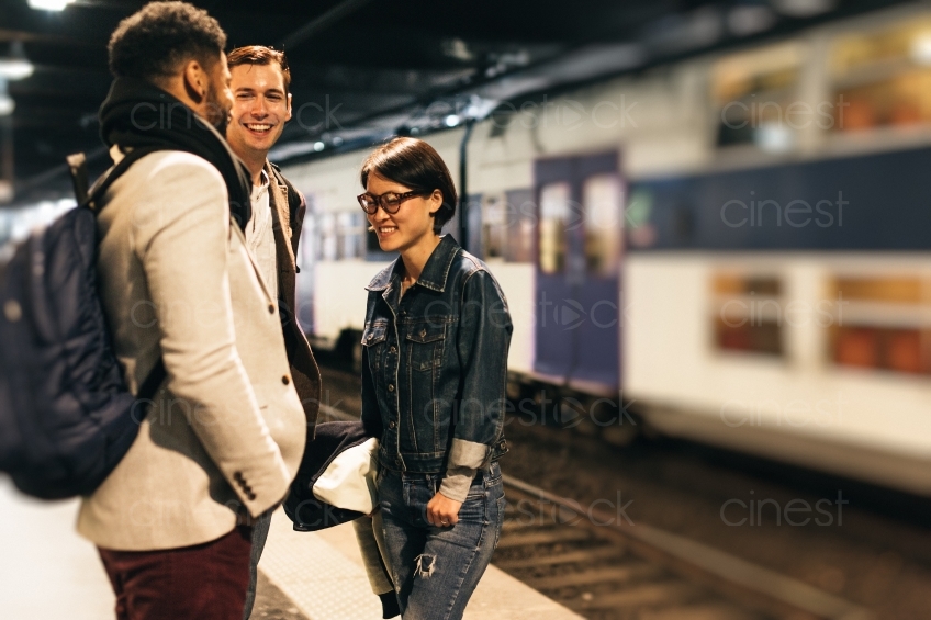 Zwei Männer und eine Frau am Bahnsteig 20160426