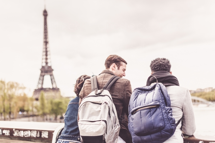 Zwei Männer und eine Frau am Eiffelturm in Paris 20160426