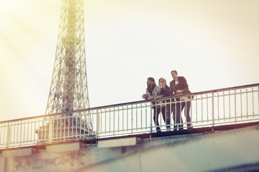 Zwei Männer und eine Frau auf einer Brücke am Eiffelturm 20160426