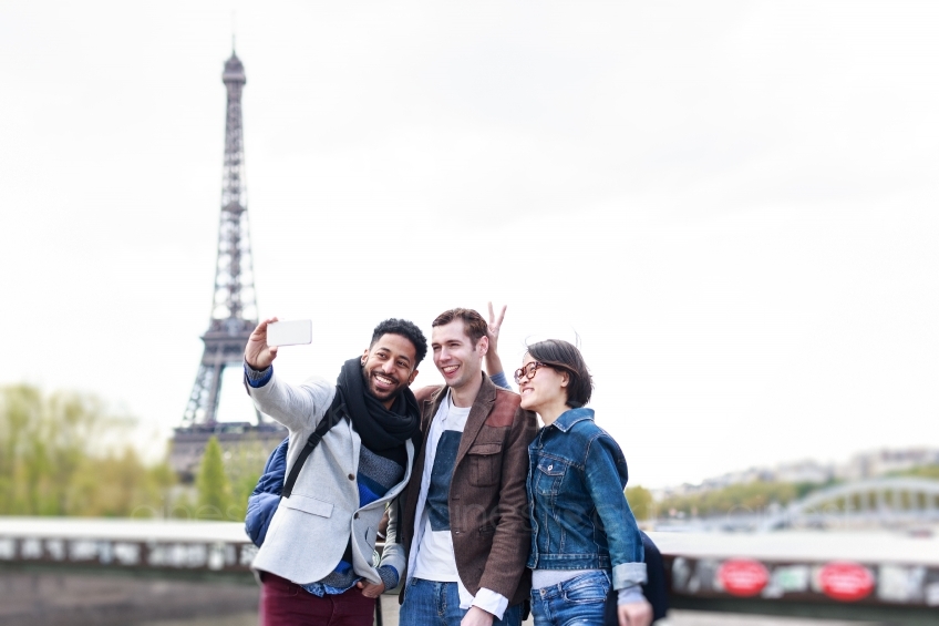 Zwei Männer und eine Frau machen ein Selfie am Eiffelturm 20160426