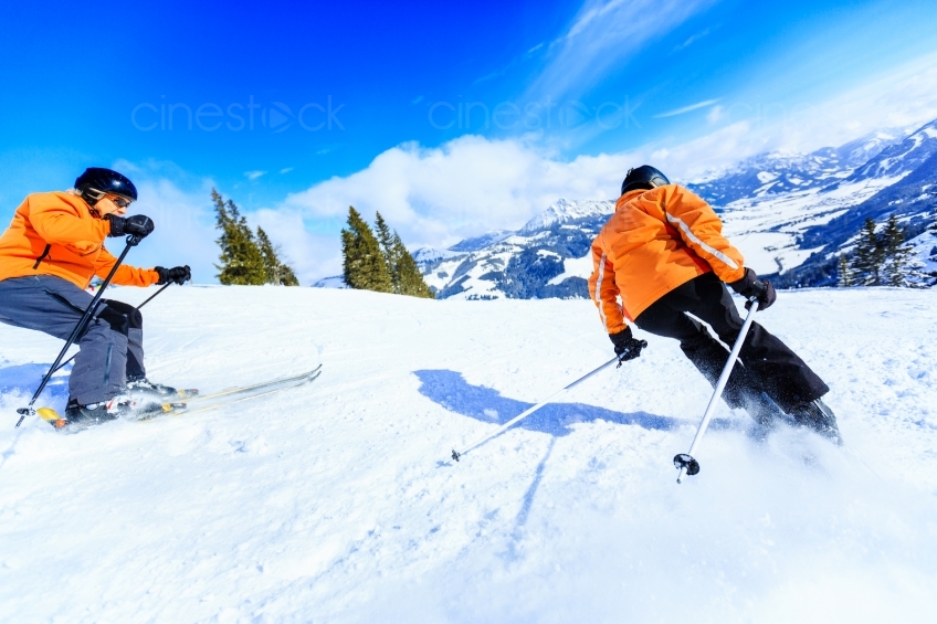 Zwei Skifahrer auf der Piste 20130217