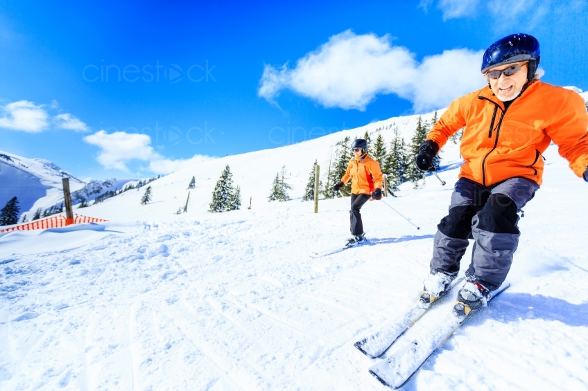 Zwei Skifahrer auf der Piste 20130217