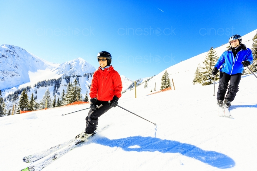 Zwei Skifahrer auf der Piste 20130316