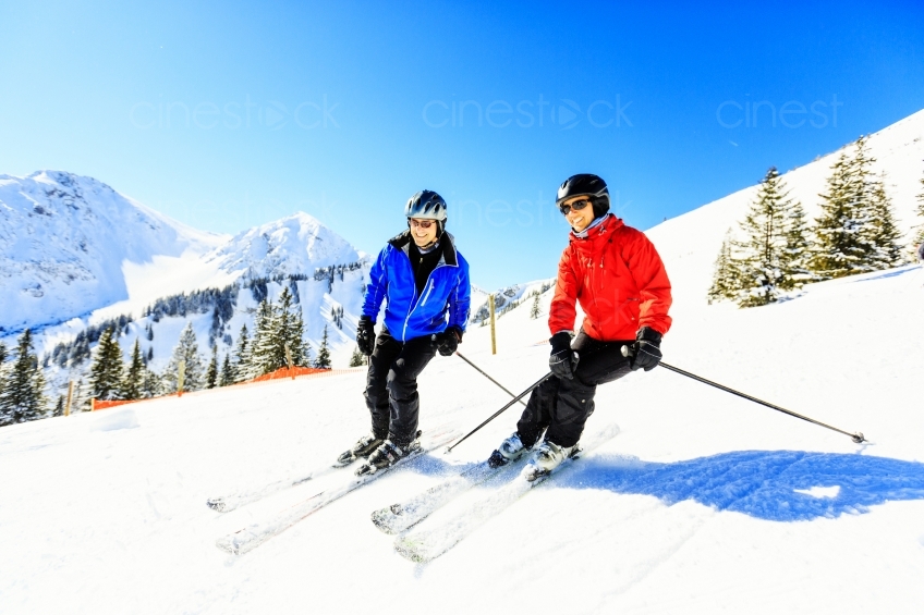 Zwei Skifahrer auf der Piste 20130316