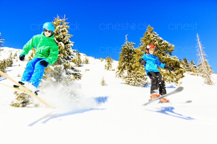 Zwei Skifahrer beim Sprung 20130316
