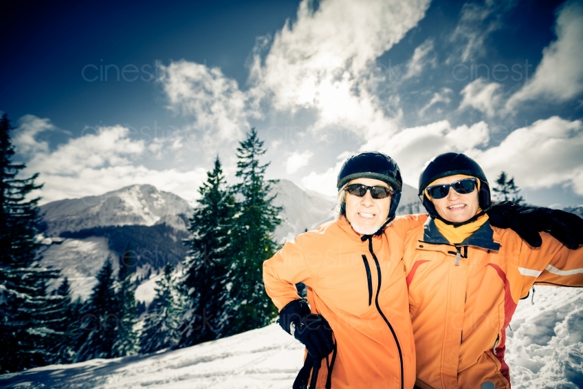 Zwei Skifahrer stehen am Berg 20130217